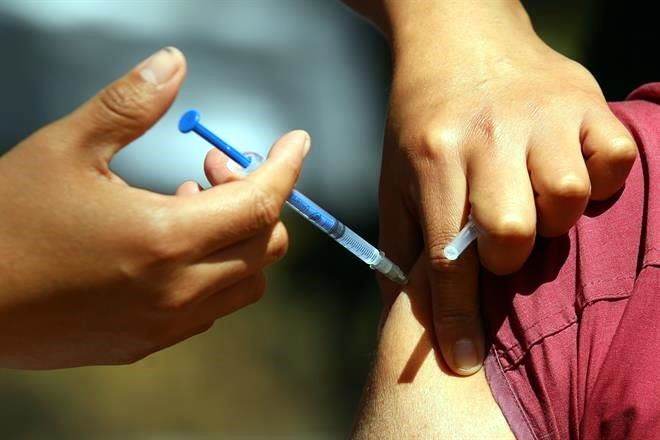 Estudia Ssa caso de doctora con reacción a vacuna