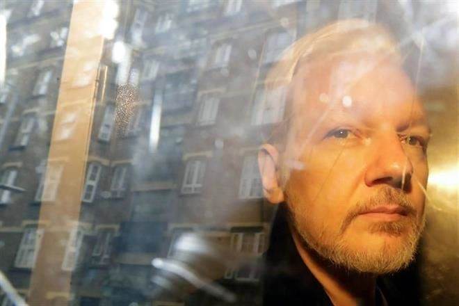 Ofrece AMLO asilo a Julian Assange