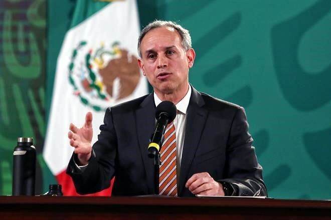 Exigen renuncia de Gatell por vacacionar