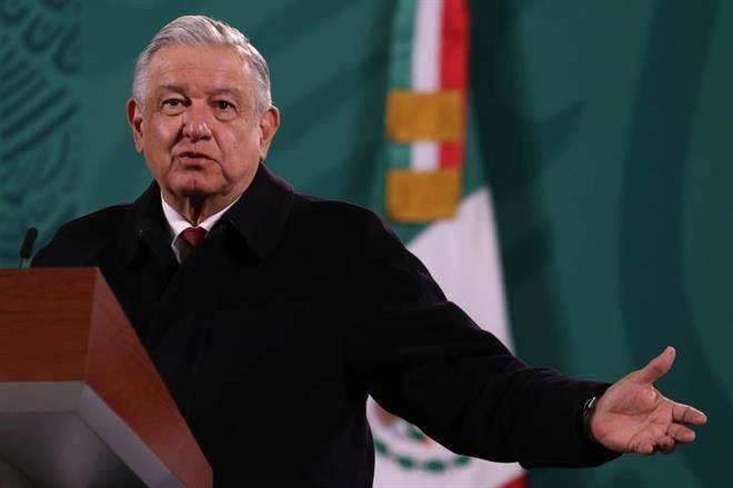 Defiende AMLO golpe a renovables; ‘revisaremos convenios’