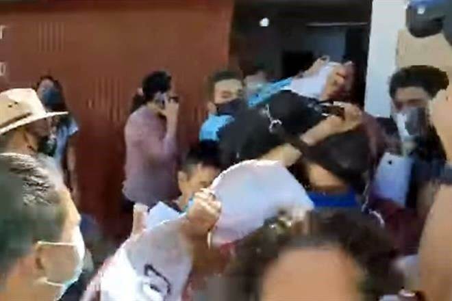 Avientan huevos a Delgado y Vizcaíno en Colima