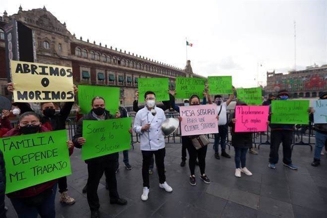 Exigen con ‘cacerolazo’ reapertura de restaurantes