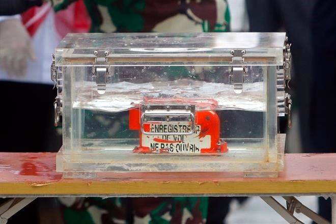 Hallan caja negra de avión que se estrelló en Indonesia