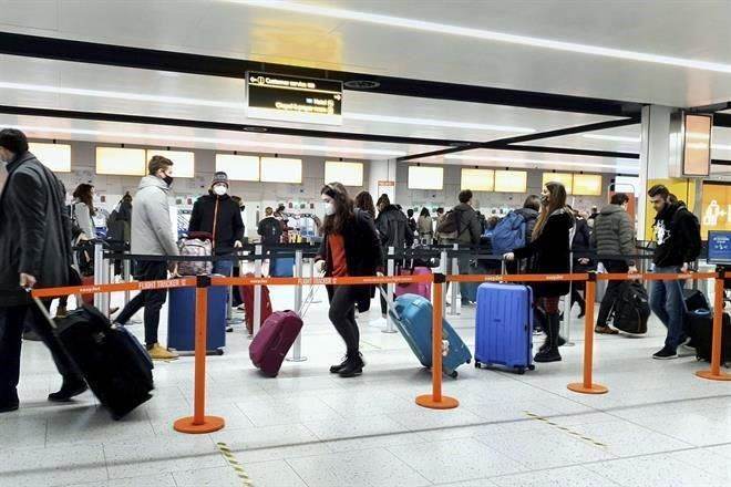 Prohíbe RU vuelos desde Sudamérica por variante de virus