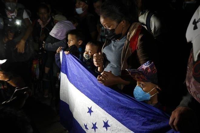 Cruzan 6 mil hondureños a Guatemala rumbo a EU