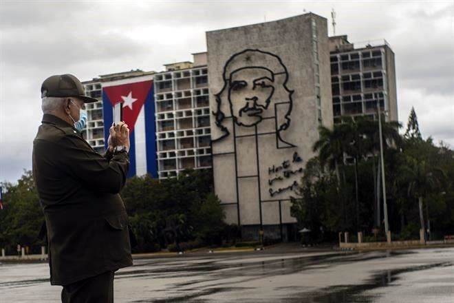 Impone Cuba cuarentena a viajeros y reduce vuelos