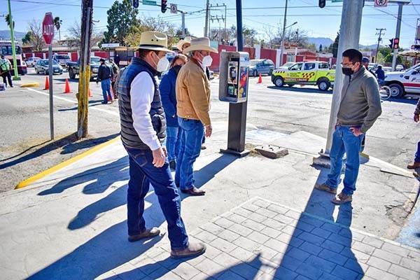 Supervisa Lencho Siller obra de embanquetado