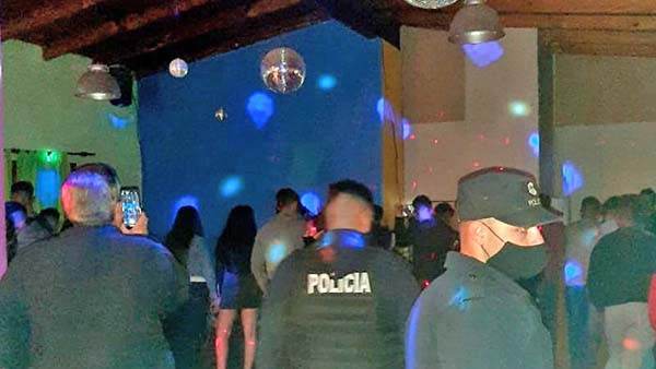 ‘Revientan’ fiestas por aglomeración