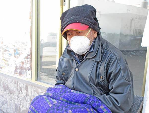 A sus 85 años duerme en gélidas banquetas