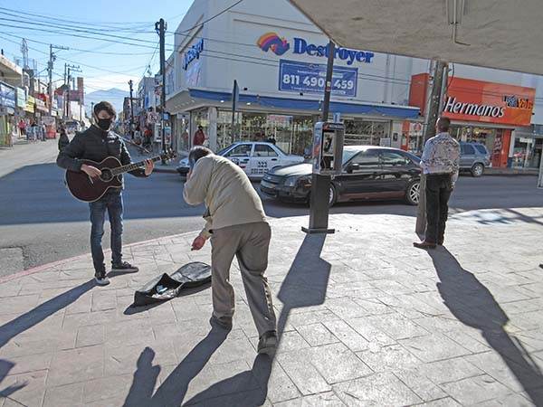 Crisis no lo frena y saca su guitarra
