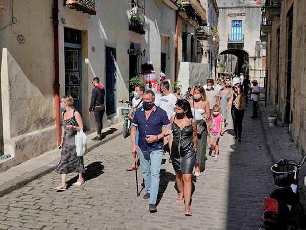 Cuba restringe vuelos de México y aplica cuarentena a viajeros