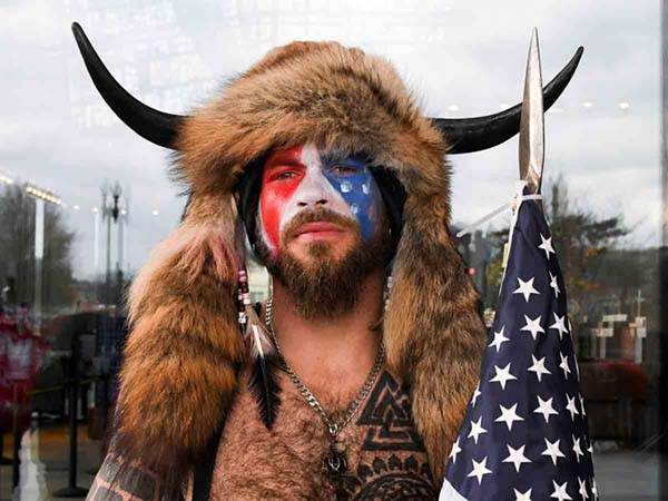 Detienen a «Q-Shaman», hombre que irrumpió en el Capitolio