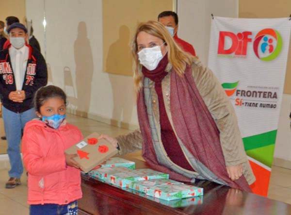 Entrega DIF Frontera beneficios educativos