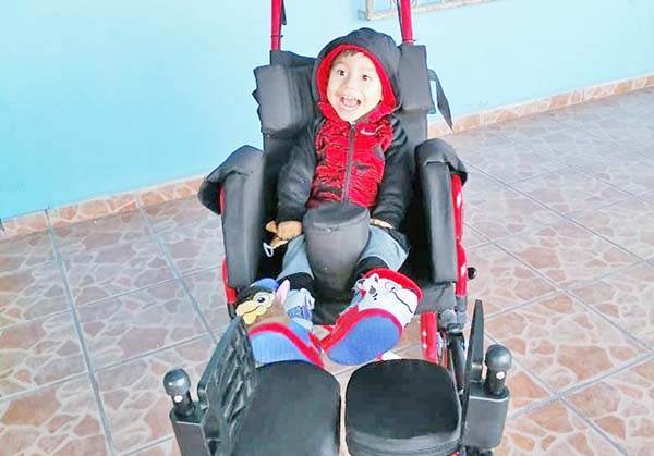Entrega DIF Coahuila silla de ruedas a niño