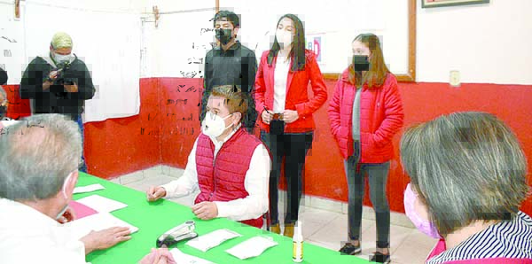 Se registra Lozano como precandidato