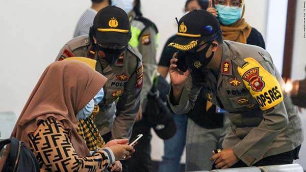 Hallan restos de avión siniestrado en Indonesia