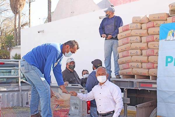 Cumplen con entrega de 360 bultos de cemento