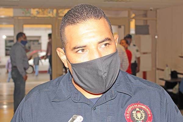 Apoyan Bomberos a adultos mayores