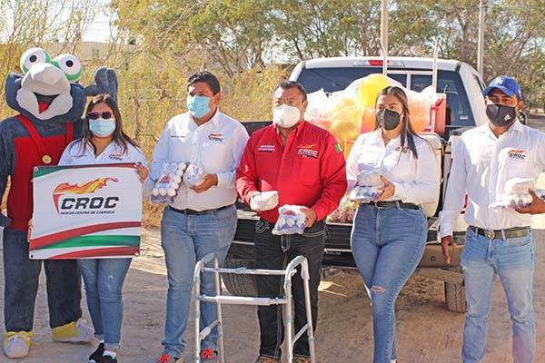 Va Oyervides a colonias para entregar alimentos