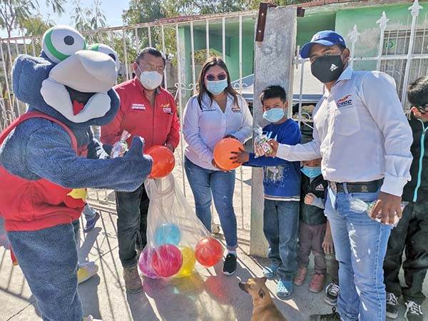 Entrega CROC regalos a niños