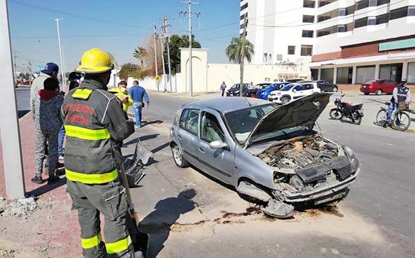 Destruye joven auto familiar en accidente