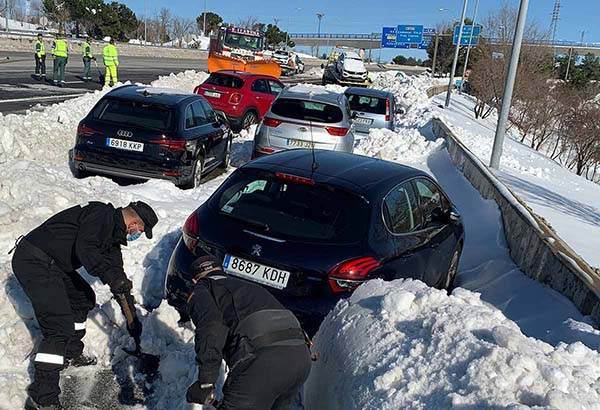 Madrid sigue paralizada bajo nieve