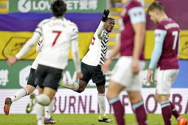 ManUnited a la cima; Wolverhampton sufre sin Raúl