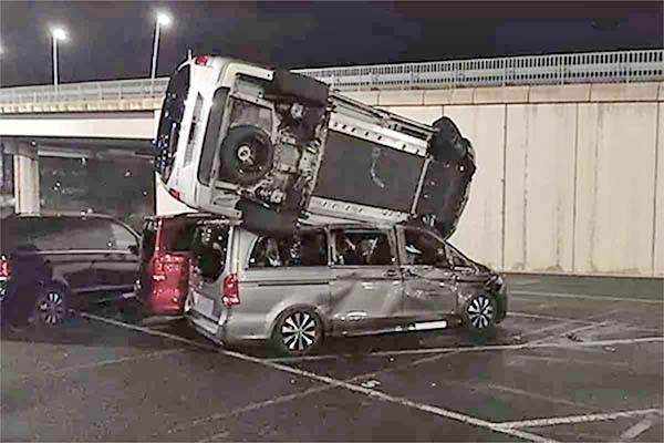Furioso, exempleado destroza 69 autos en fábrica de Mercedes