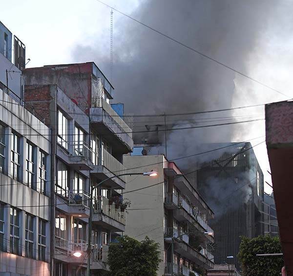 Colapsa incendio Metro en la CDMX
