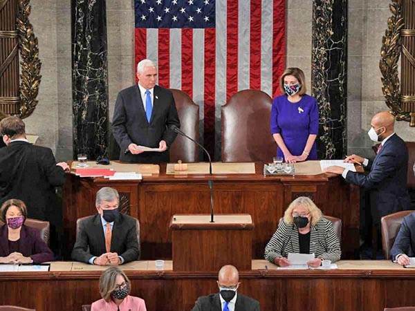 Mike Pence desafía a Donald Trump