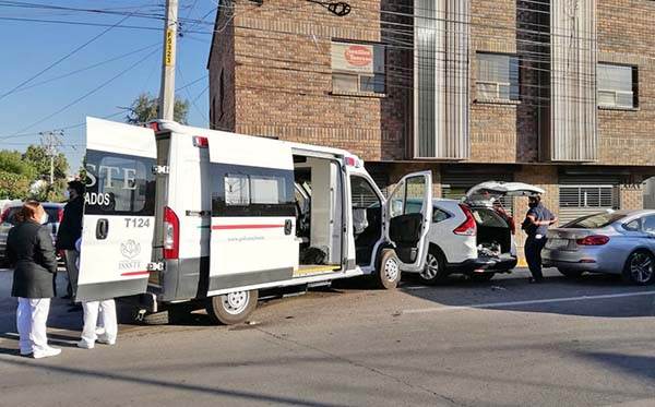 Chocan a ambulancia que iba al área Covid