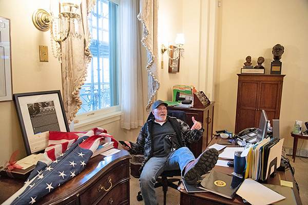 Una persona entró en la oficina de Nancy Pelosi
