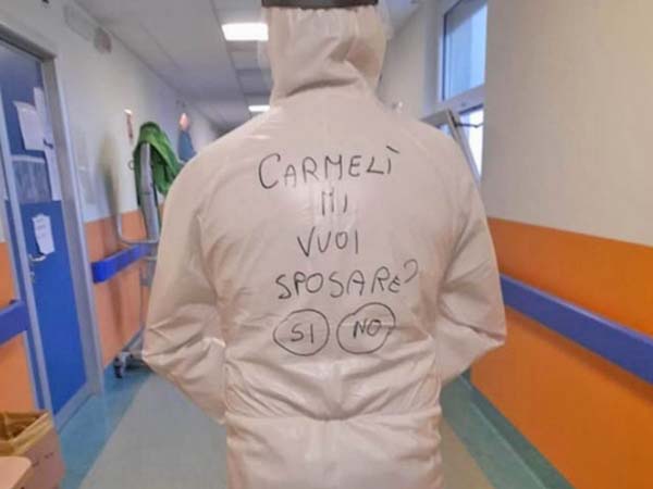 Enfermero pide matrimonio a su novia con ayuda de traje anticovid