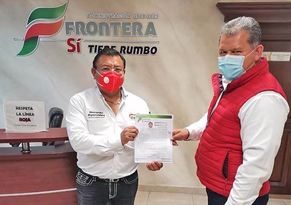 Recibe Oyervides su carta de residencia