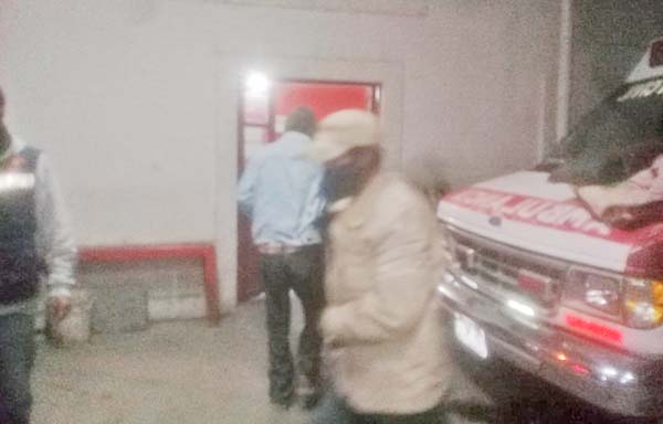Traslada Bomberos a indigentes a albergue