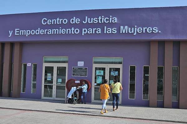 Inician mujeres su preparatoria