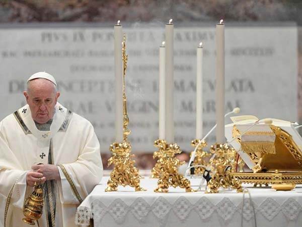 El Papa autoriza que mujeres sean acólitas y lean en el altar
