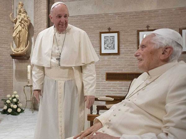 Vacunan al papa Francisco y a Benedicto XVI en el Vaticano