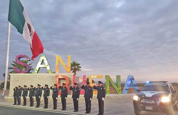 Reconocen empeño de policías en su día
