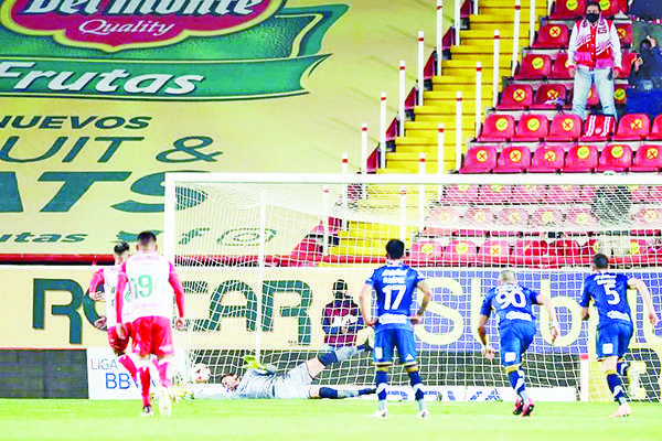Penal anotado, penal fallado y una terrible lesión