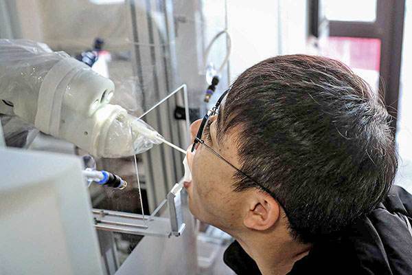 Robot hace pruebas de covid-19