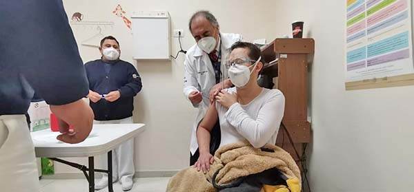 Concluye primera ronda de vacunas en hospitales