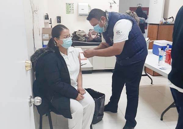 Concluye primera etapa de vacunación a médicos