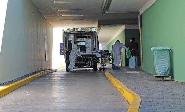 Crece a 98 hospitalizados y hay 5 defunciones más
