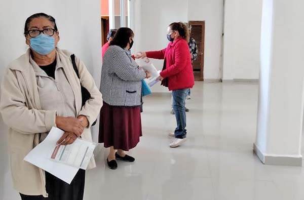 Reciben adultos mayores la beca federal ‘68 y Más’