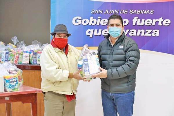 Entrega Julio Long apoyos alimentarios