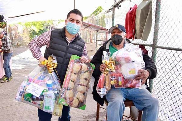 Festeja Julio Long a boleros de zapatos