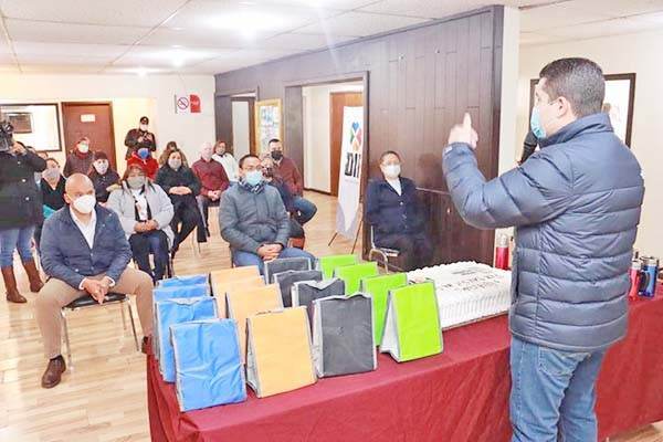 Celebra Julio Long a personal del DIF