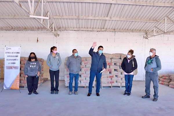 Entrega Julio Long cemento subsidiado