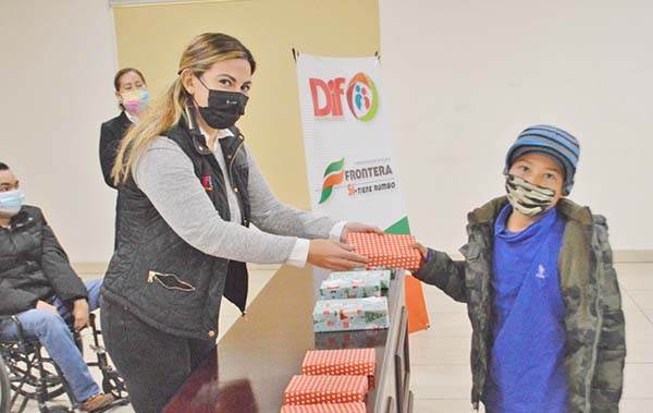 Entregan tablets a niños de Frontera